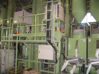 大型蕎麦皮剥き設備と大型石臼挽き製粉機